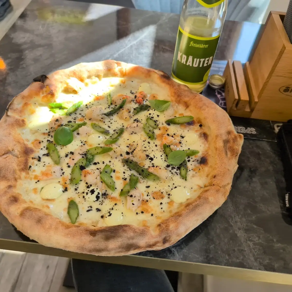 Pizza Speziale Mit Spargel