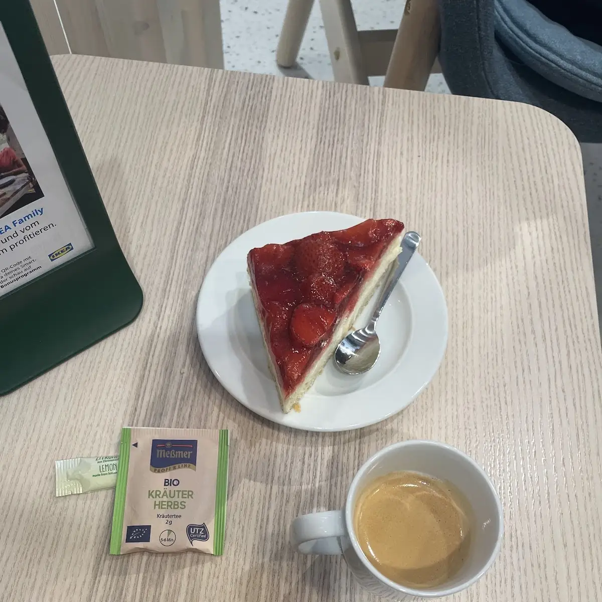 Kaffee Mit Erdbeerschnitte
