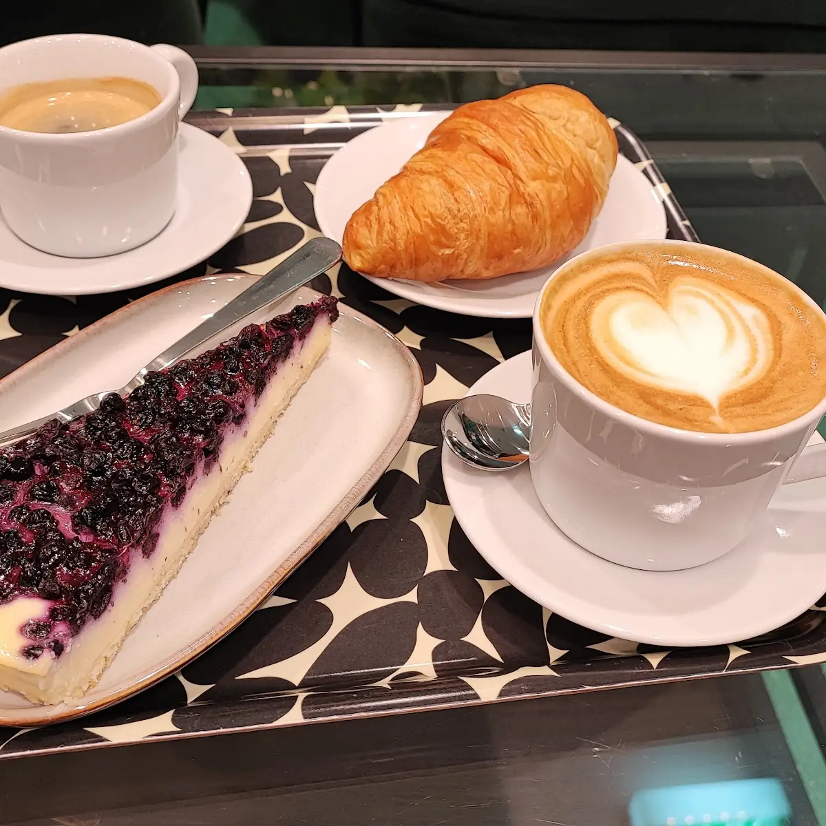 Wildheidelbeerschnitte Croissant Cappuccino Und Verlängerter