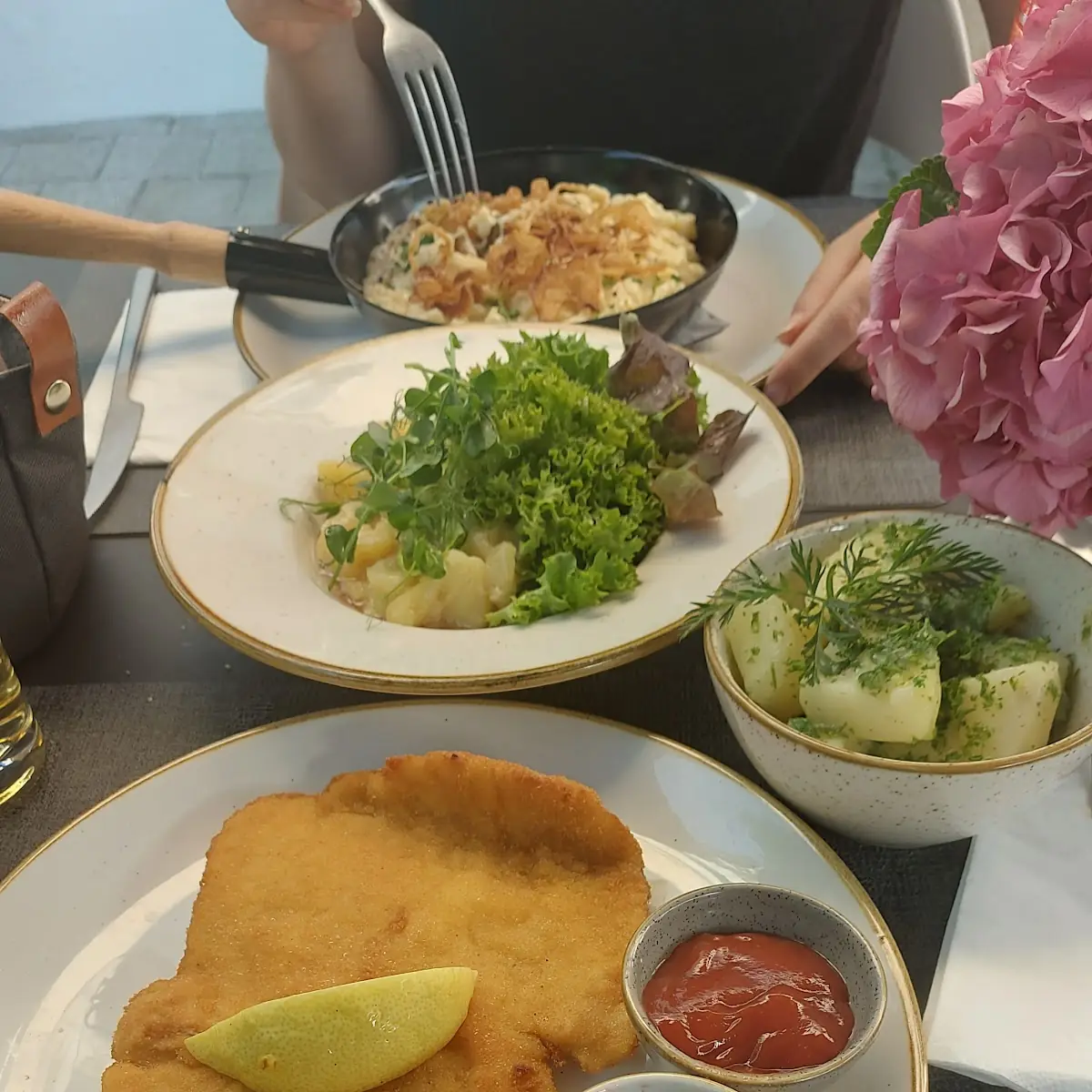 Schnitzel Mit Petersillkartoffel Käsespätzel Mit Kartoffelsalat