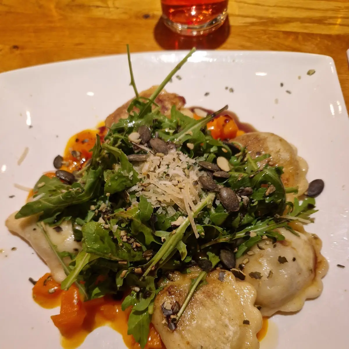 Ricotta Teigtaschen Auf Kürbisgemüse