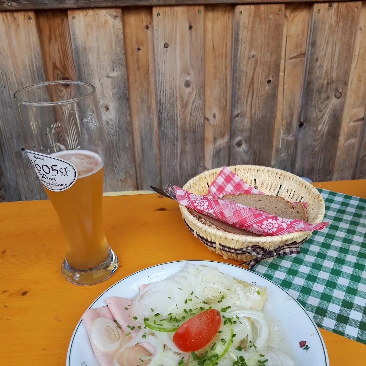 Almdudler Limonadeco Wuschtsalat Und Graukas Sauer Angemacht