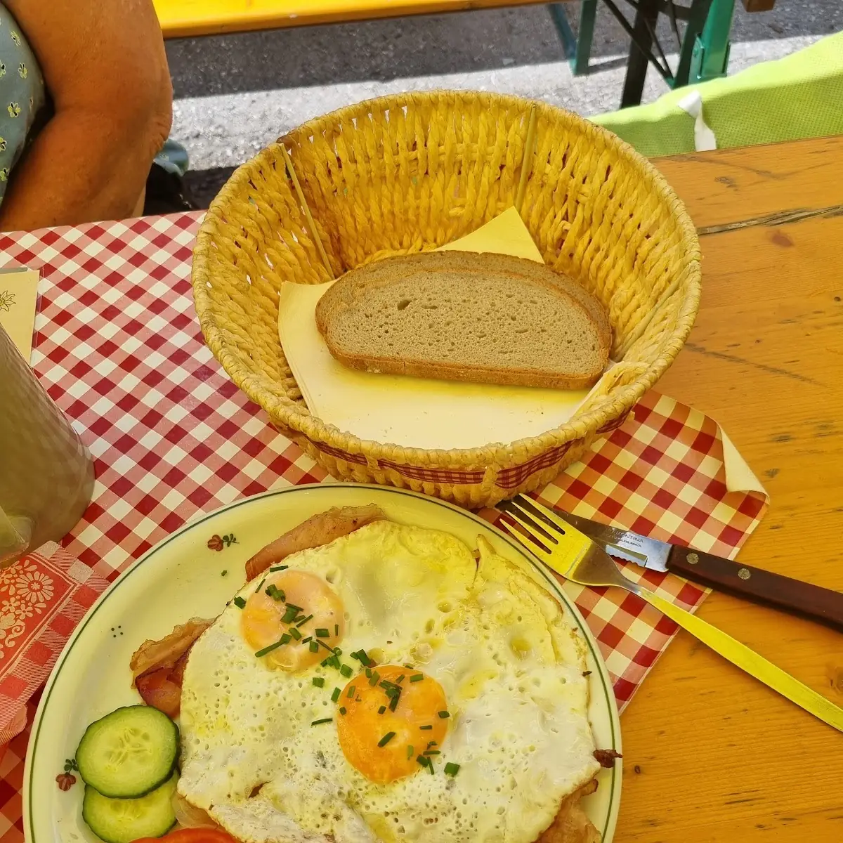 Gebratener Schinken Mit Spiegelei Und Brot