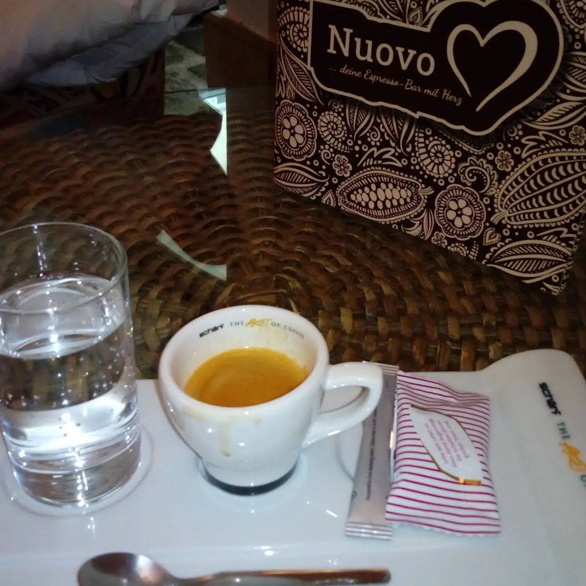 Kleiner Espresso Mit Sodawasser Zucker Und Keks