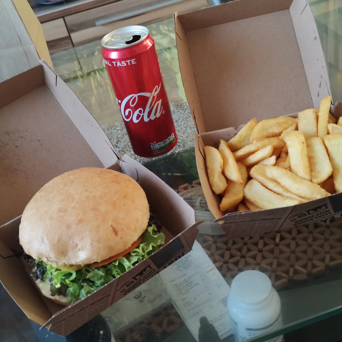 Cheeseburger Mit Pommes