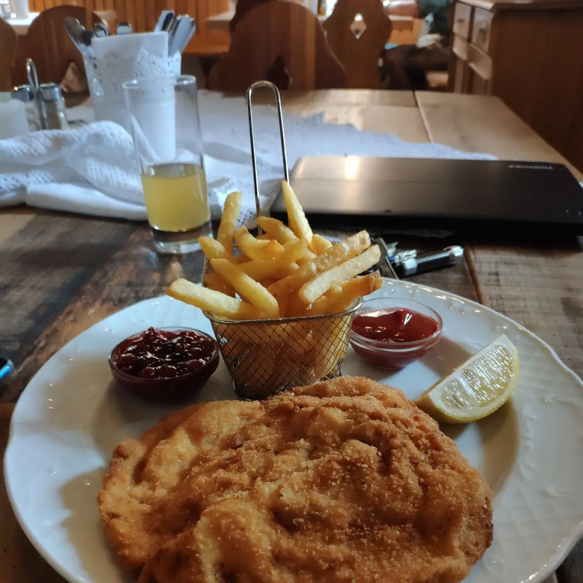 Wienerschnitzel Mit Pommes