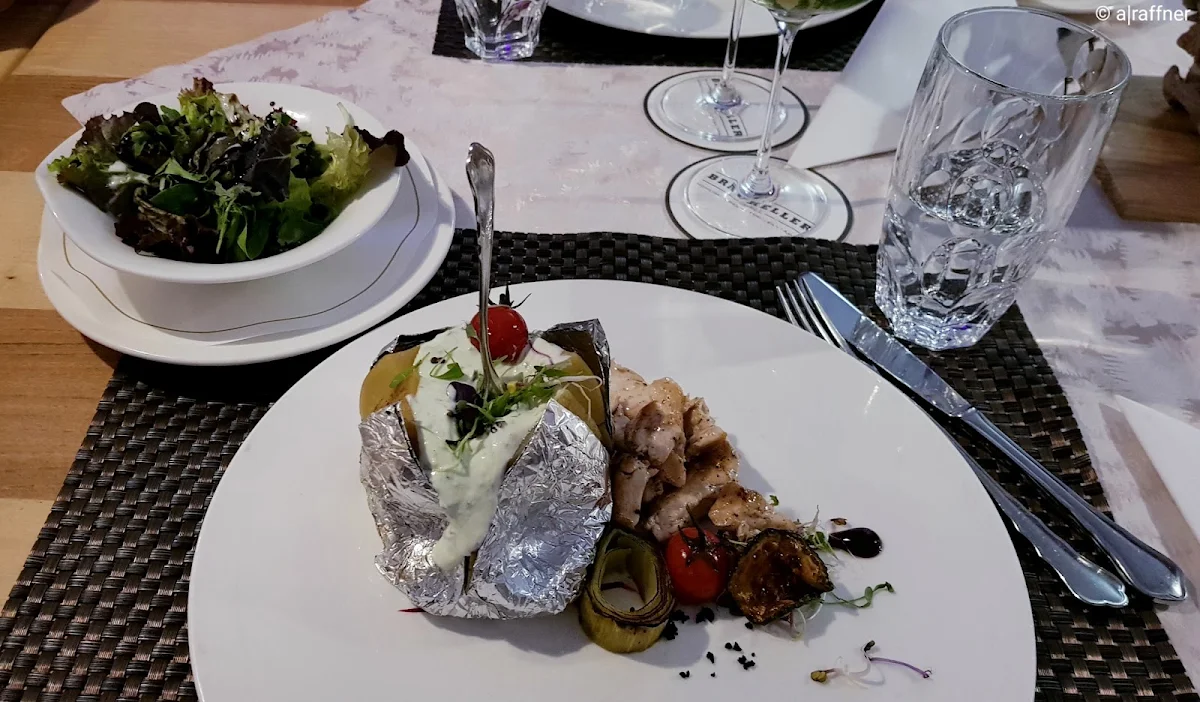 Ofenkartoffel Mit Hühnerstreifen & Salat