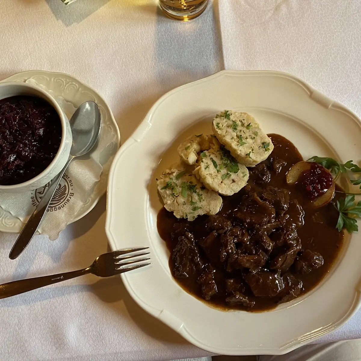 Gamsbraten Mit Rotkraut Und Spätzle