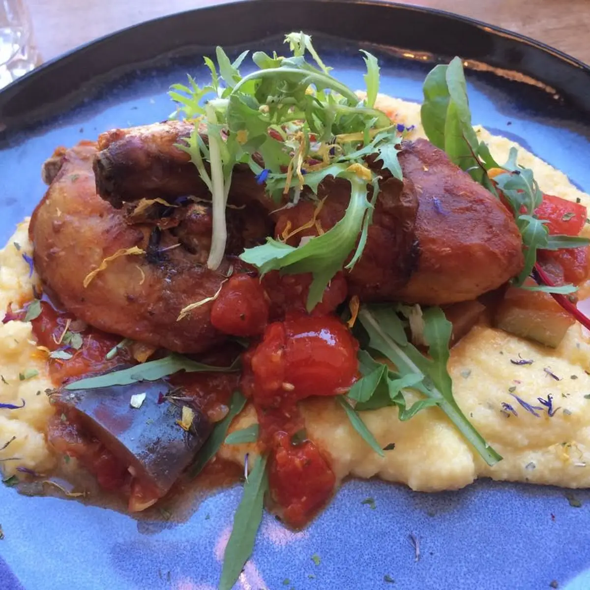 Paprikahuhn Auf Gemüse Und Cremiger Polenta