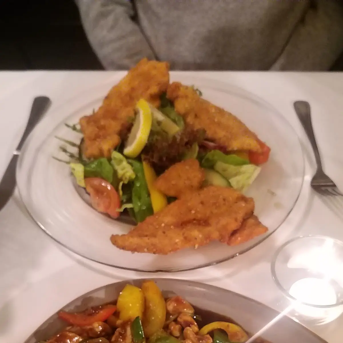 Gebratenes Gemüse Mit Teriaki Huhn Unten Und Backhendl-salat Oben Gibt Es Aber Nicht Immer