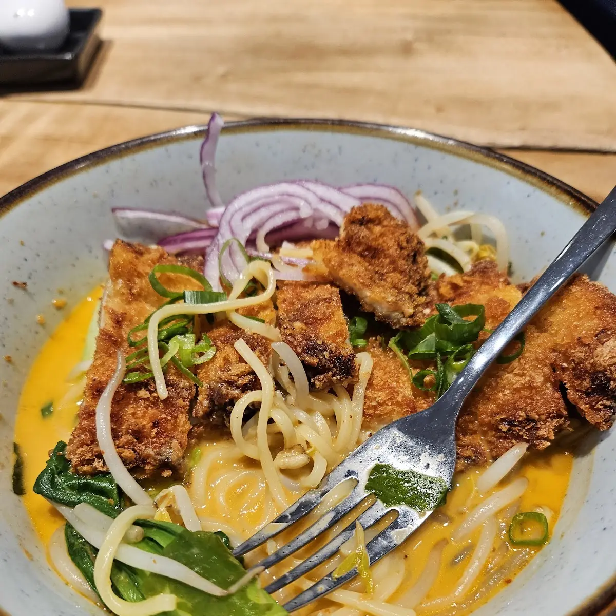 Curry Lamien Mit Crispy Chicken