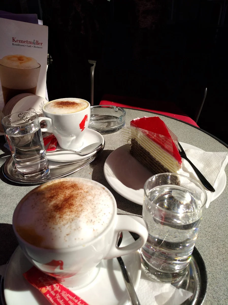 Himbeermohn-torte U Cappuccino