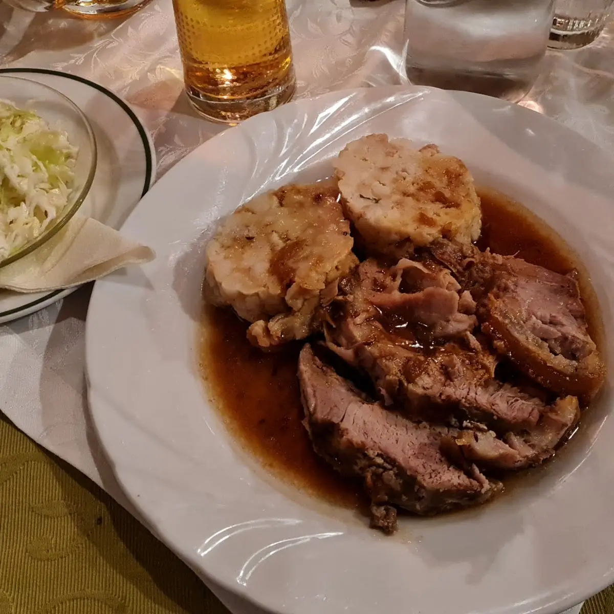 Schweinebraten Mit Knödeln Und Krautsalat