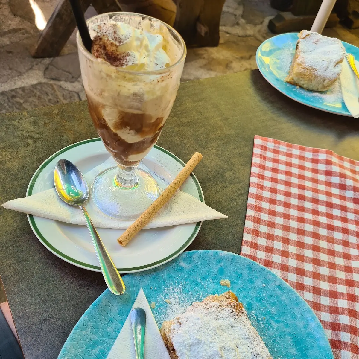 Wiener Eiskaffee Und Apfelstrudel