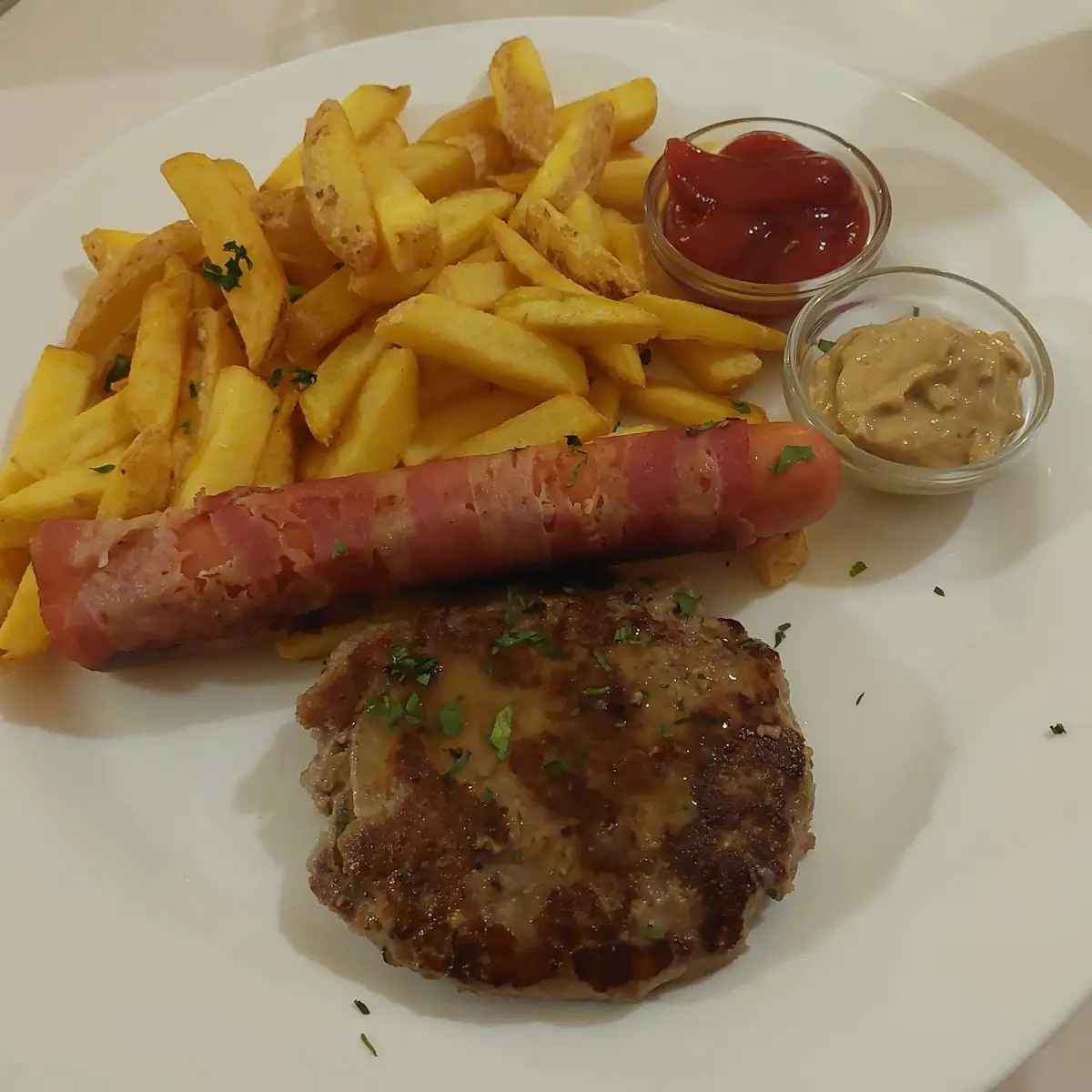 Fleischlaberl Mit Berner Würstel Und Pommes