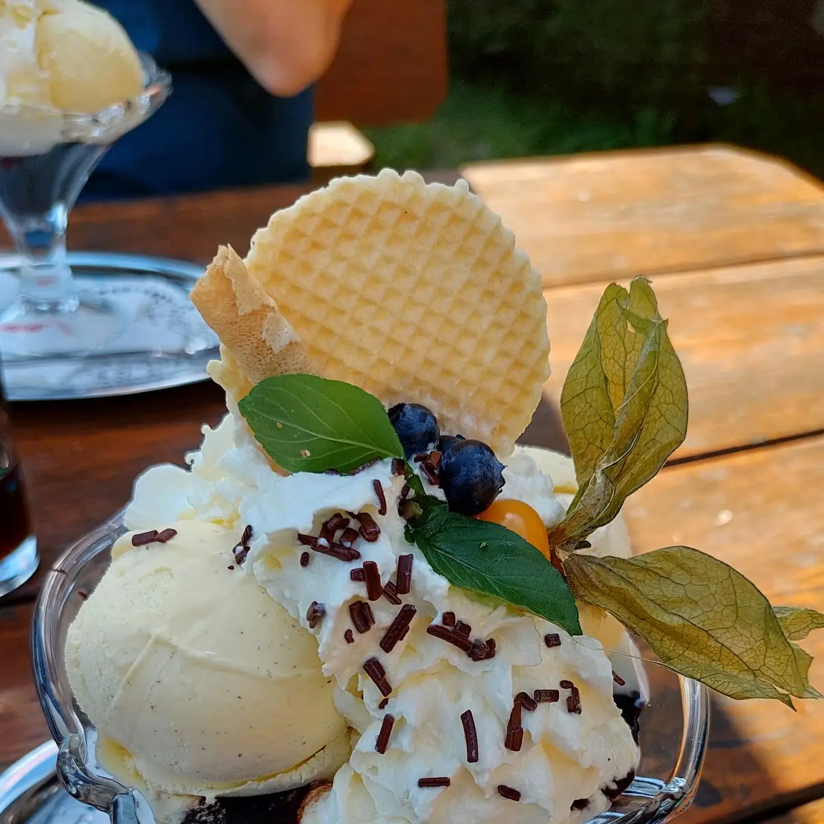Coup Dänemark- Vanilleeis Mit Schokosauce Und Sahne