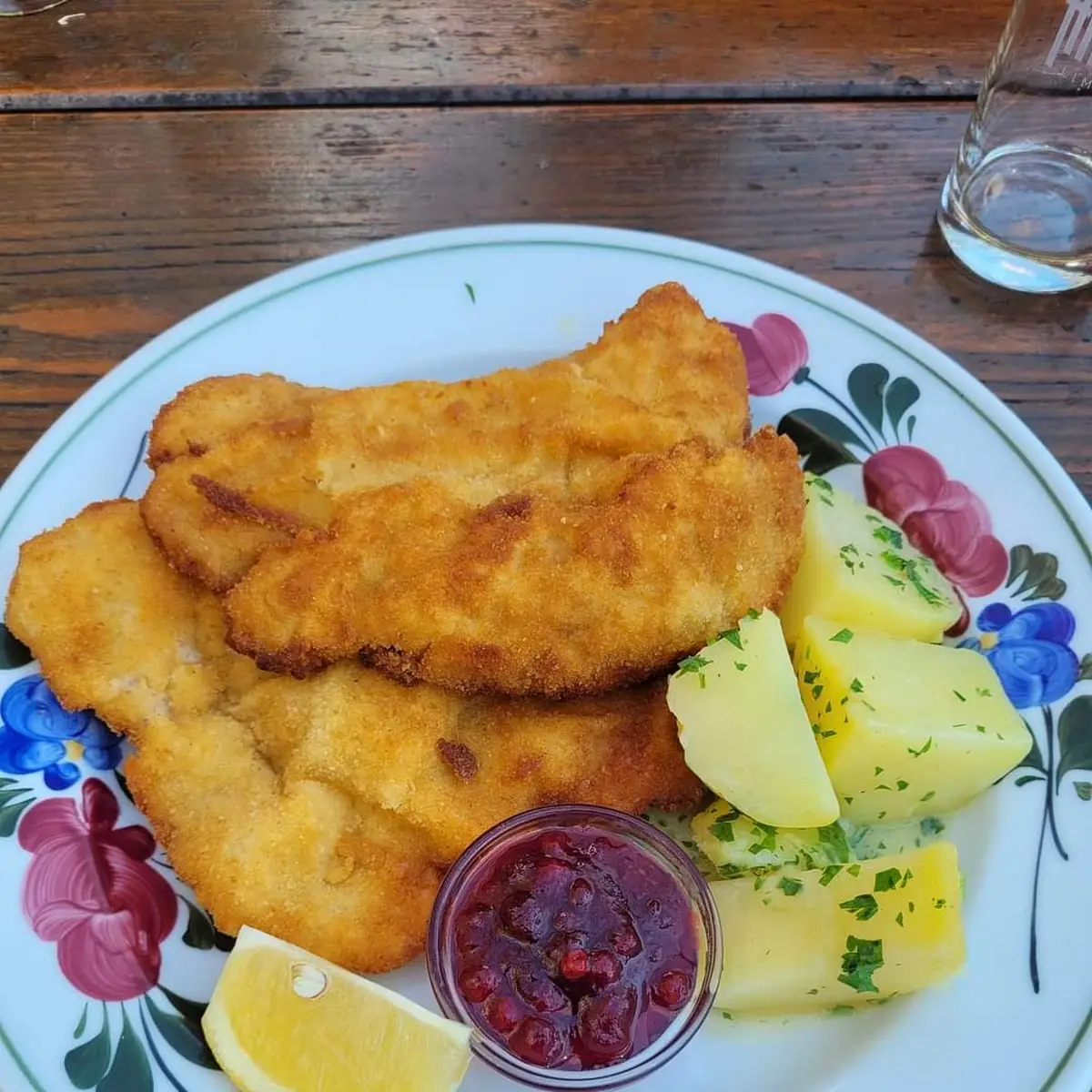 Schnitzel Wiener Art Mit Petersilien Kartoffeln