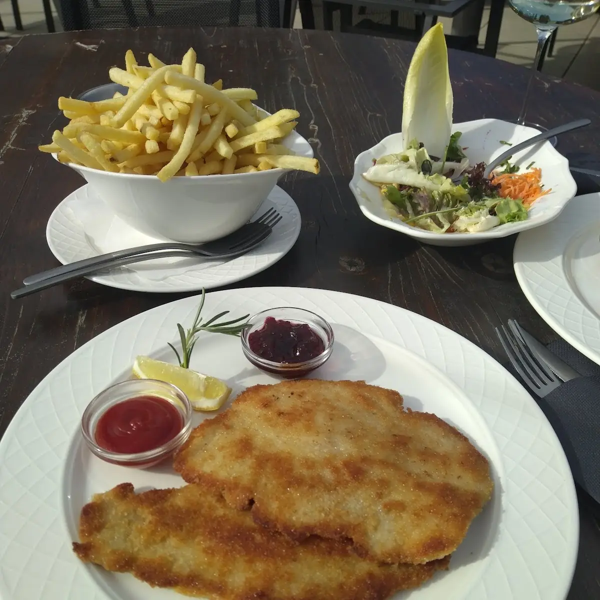 Schnitzel Mit Pommes Und Salat
