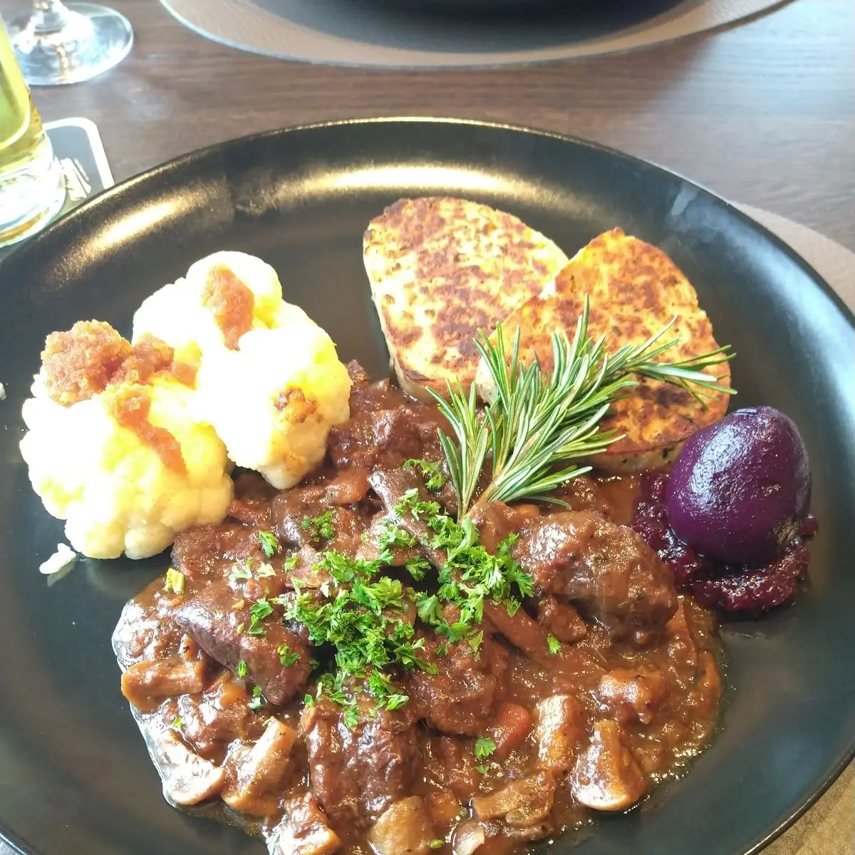 Wildschweinragout Mit Blumenkohl Und Knödel An Preiselbeeren
