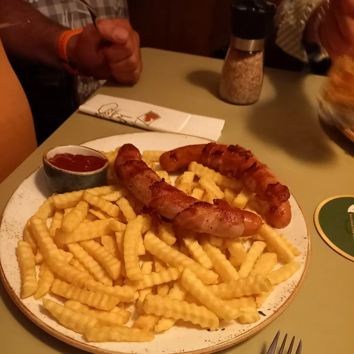 Berner Würstel Mit Pommes