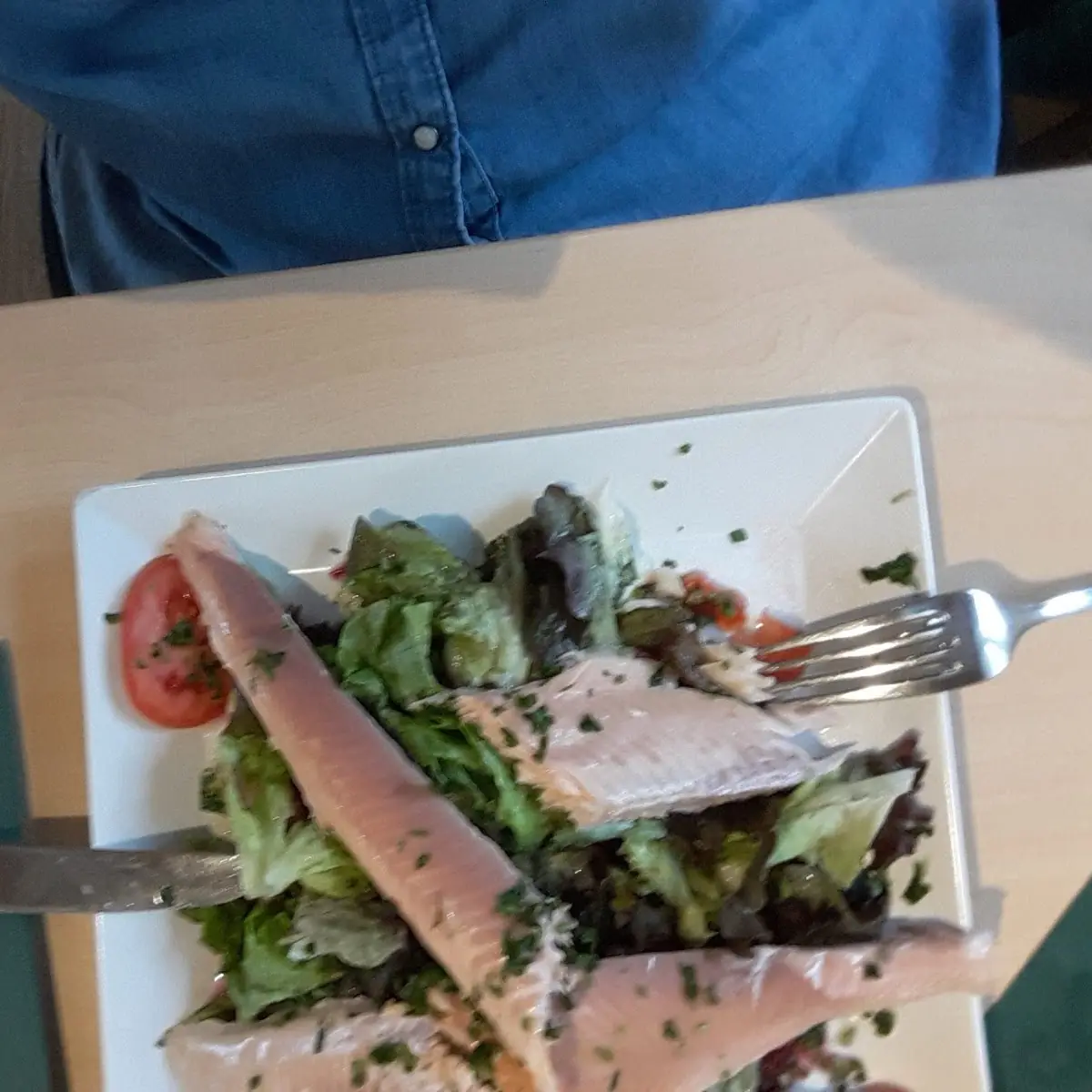 Saibling Geräuchert Auf Blattsalat