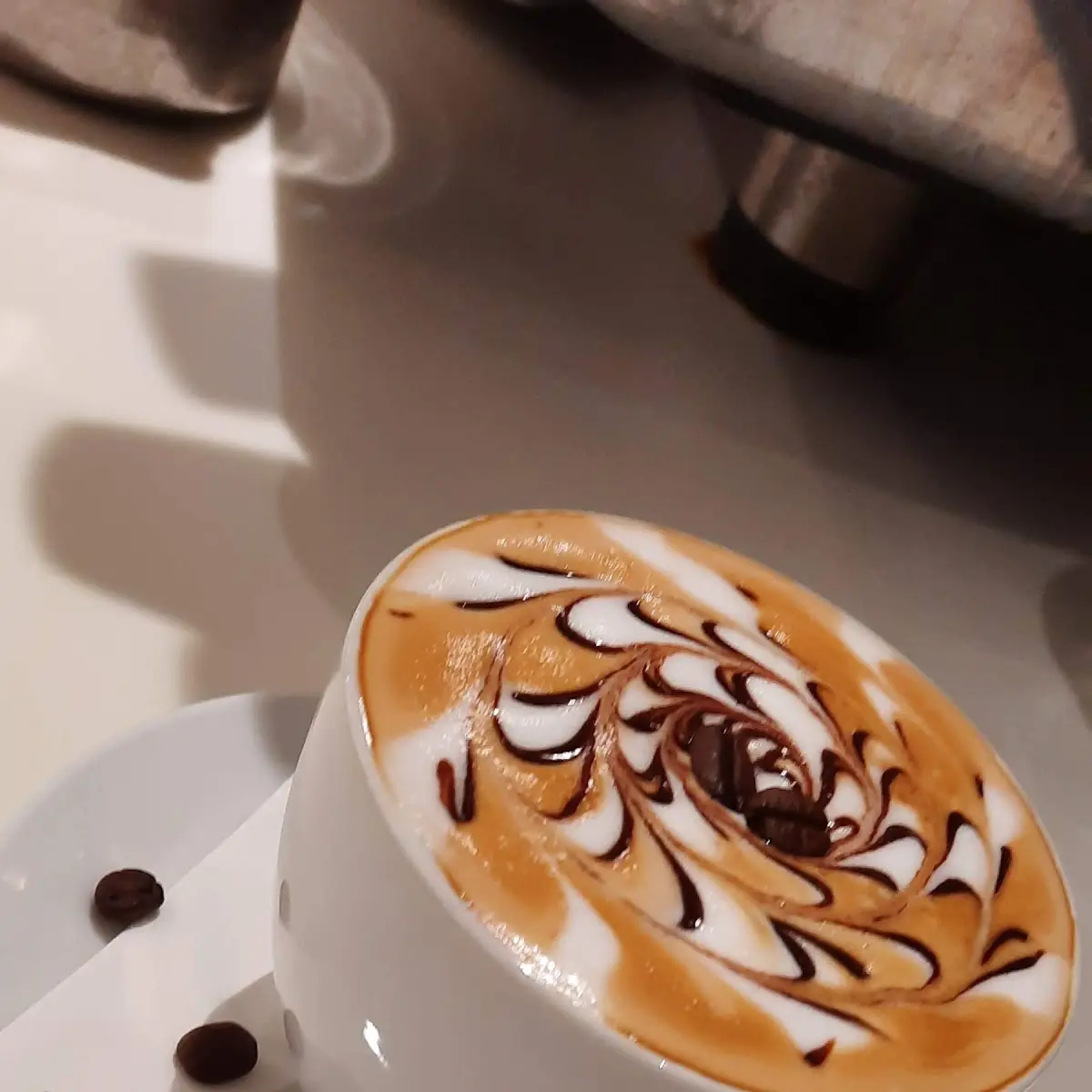 Cappuccino Mit Caramel Und Schoko Topping