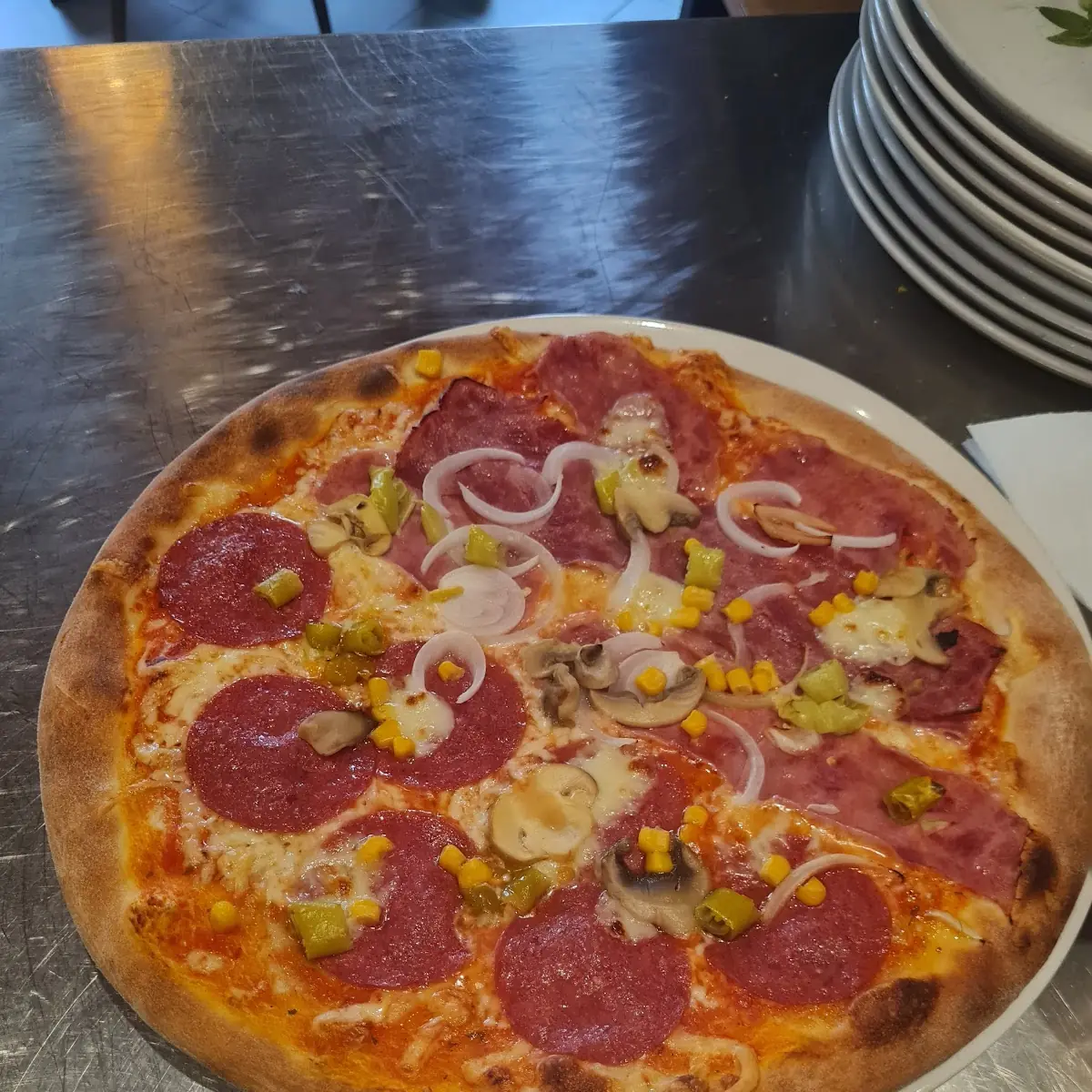 Pizza Diavola Mit Ei