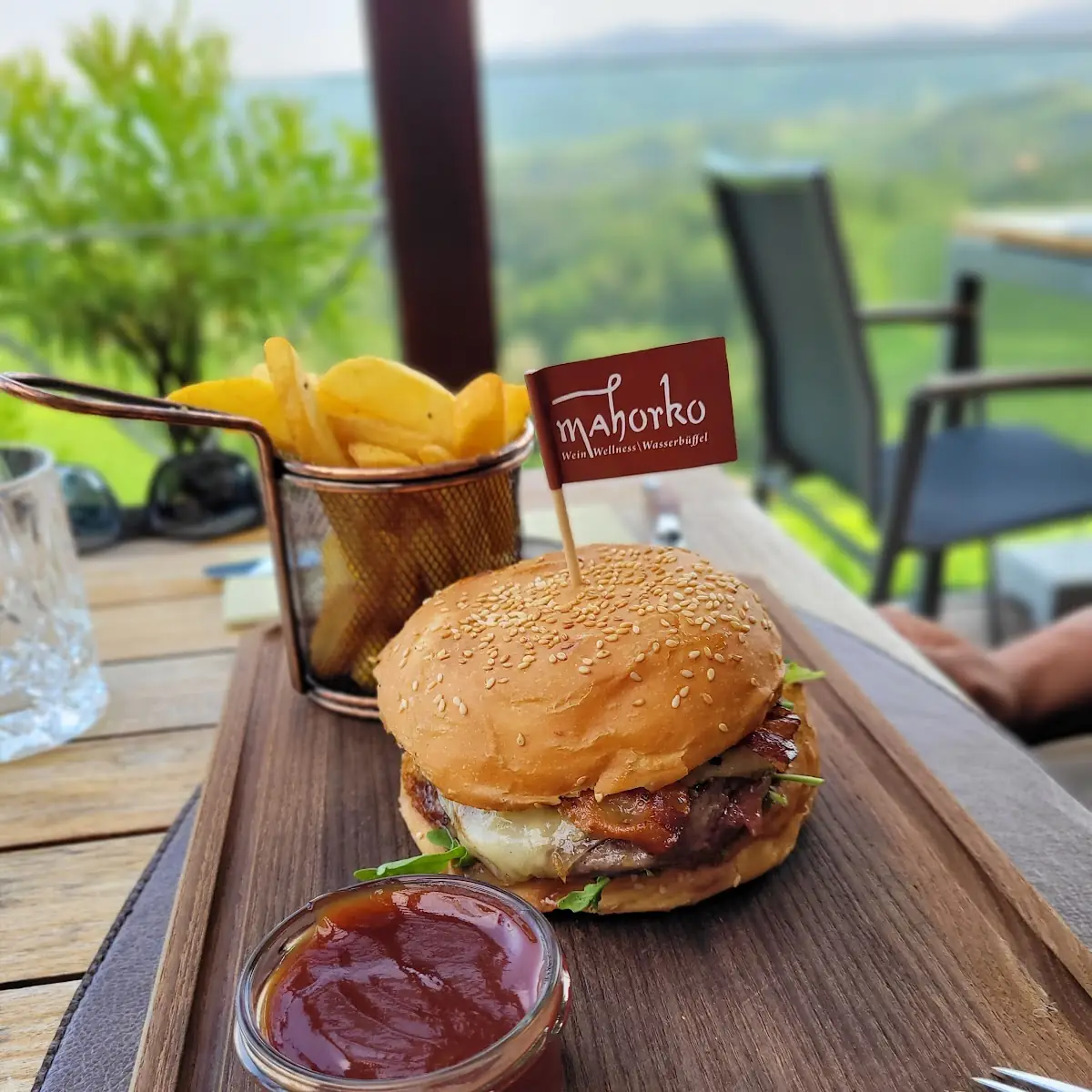 Büffel Burger Mit Steak Pommes