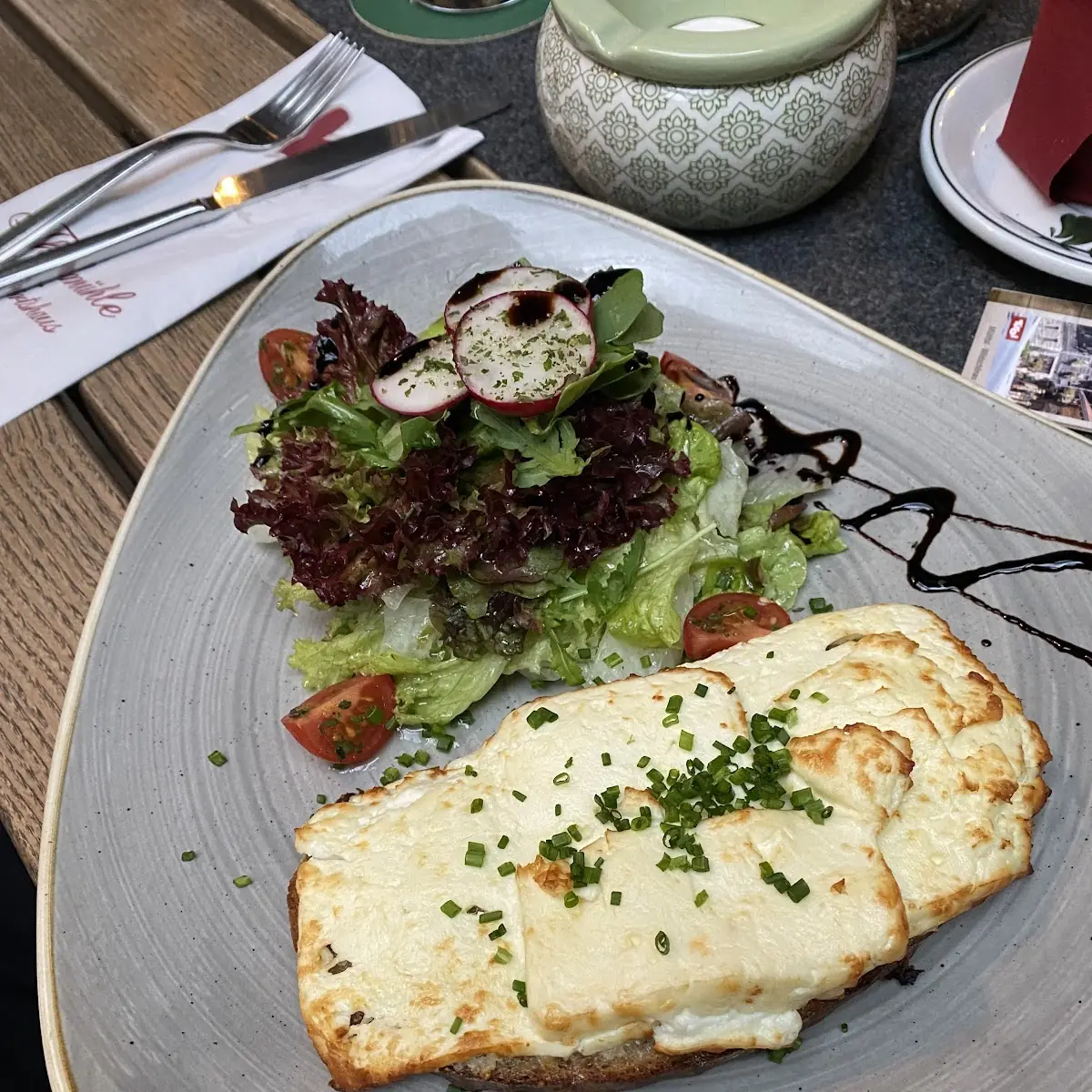 Knoblauchbrot Mit Schafskäse Und Salat