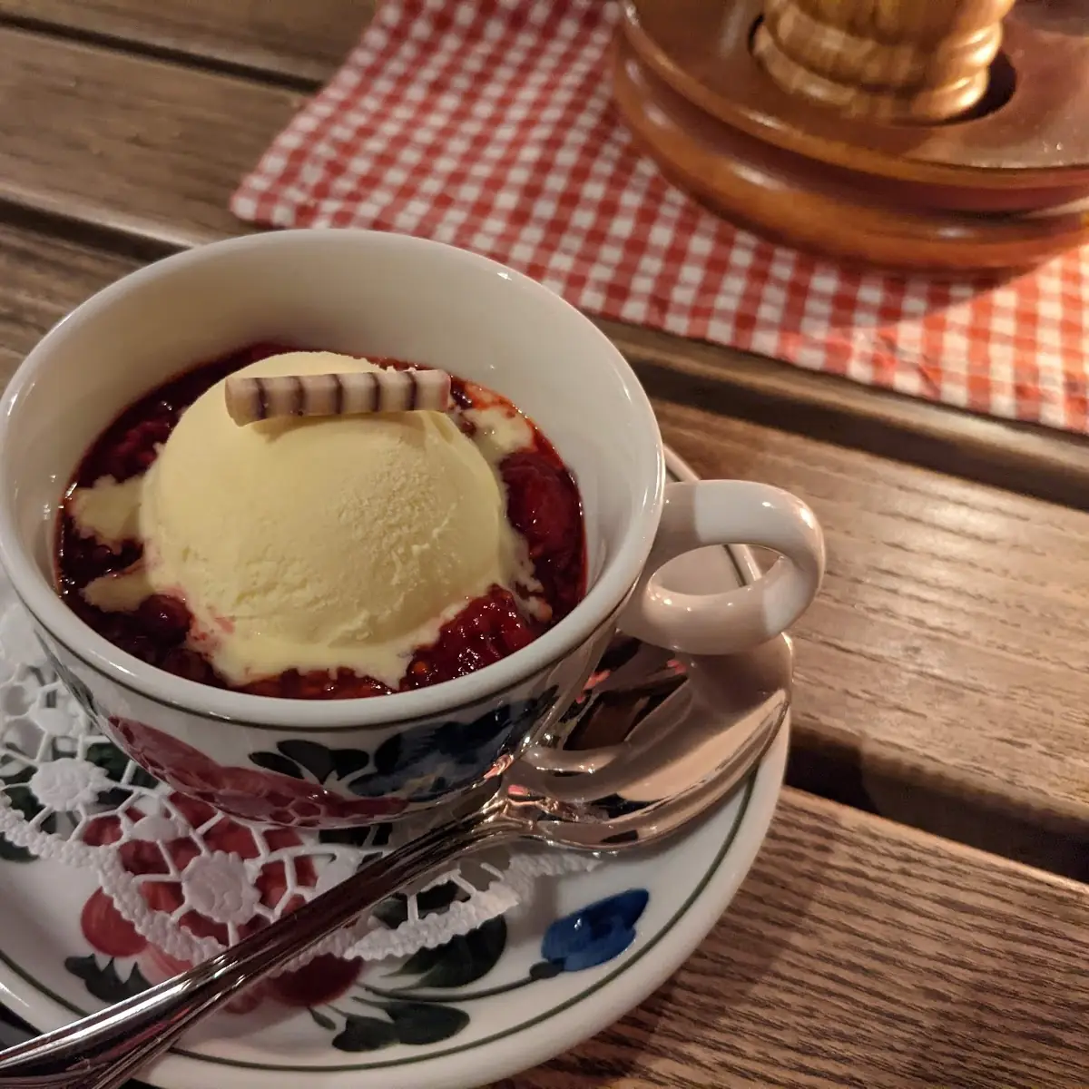 Vanilleeis Mit Heißen Himbeeren