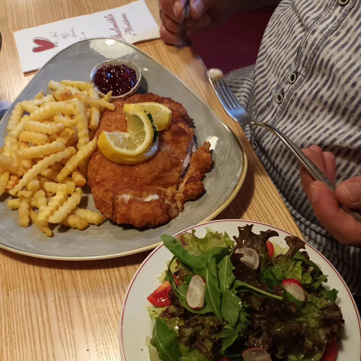 Wiener Schnitzel Mit Pommes Und Preiselbeeren