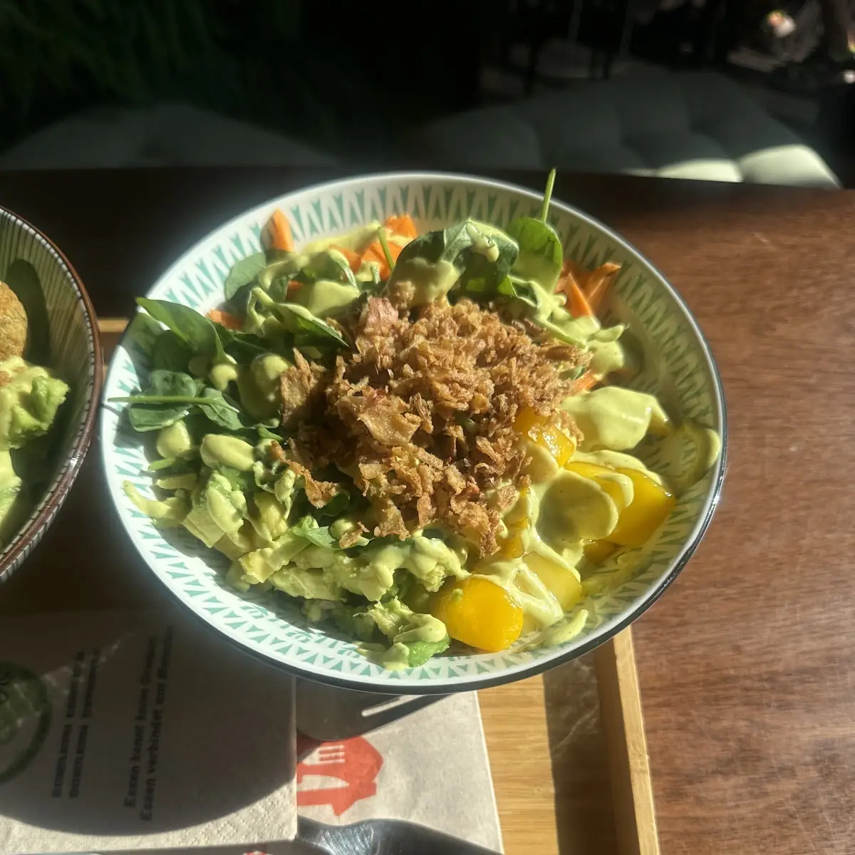 Boel Mit Avocado Chicken Mango Blattspinat Sesam Orange Sauce