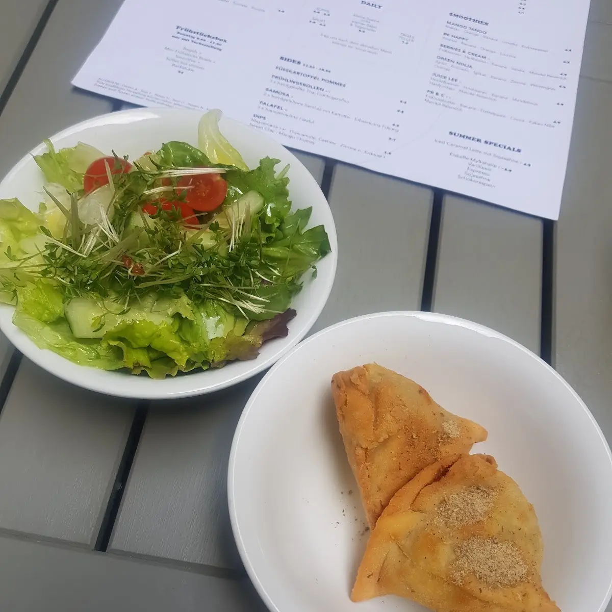 Samosas Und Kleiner Salat