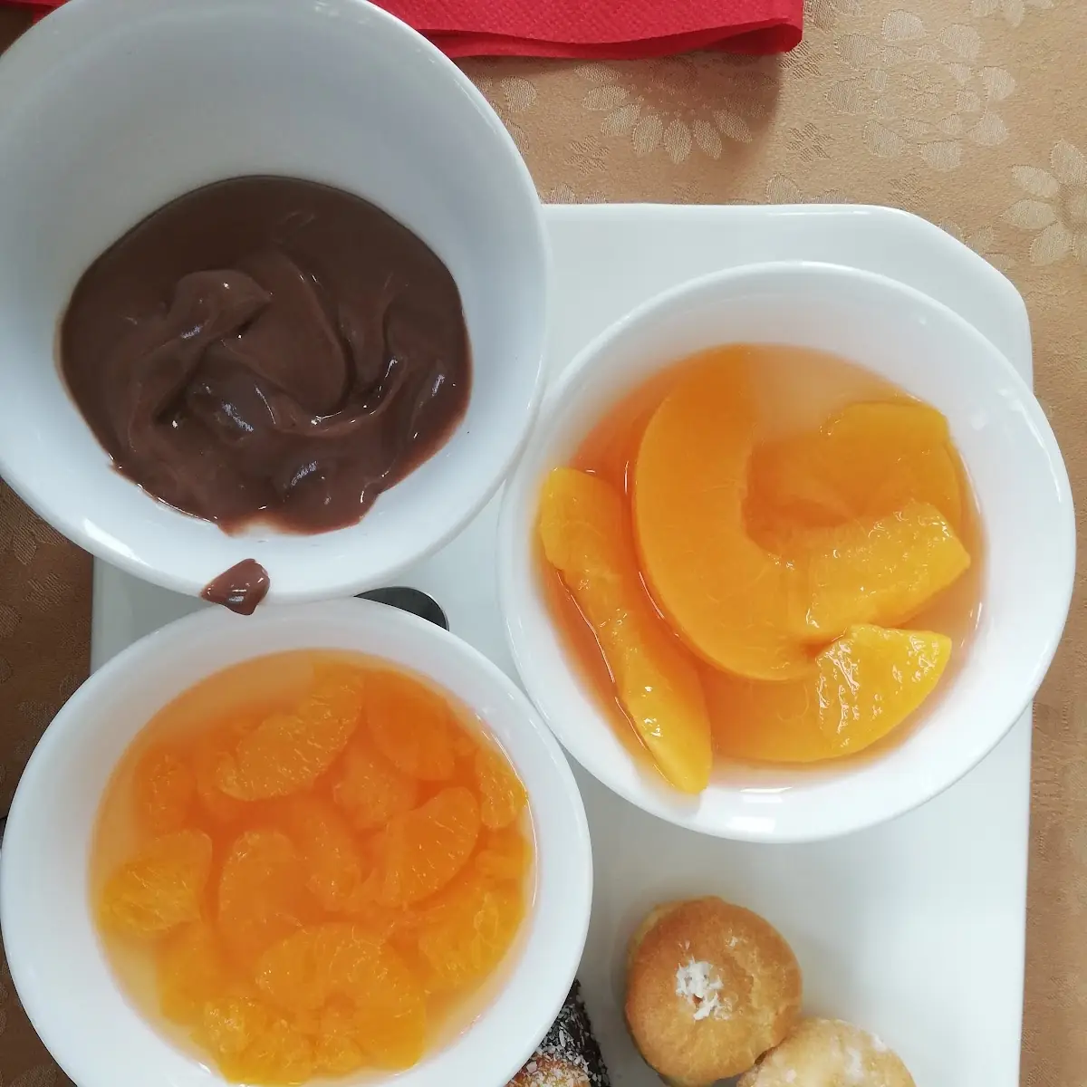 Mandarinenkompott Pfirsichkompott Und Verschiedene Törtchen