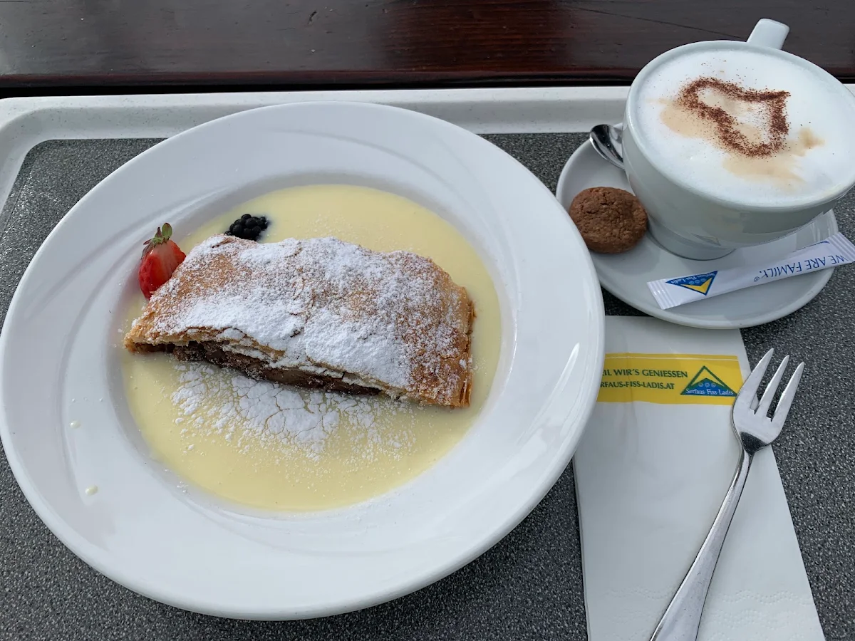 Apfelstrudel & Cappuccino