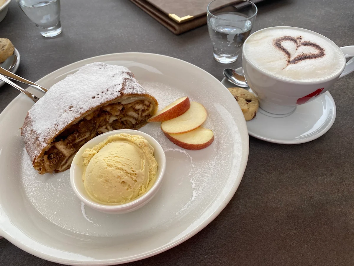 Apfelstrudel Mit Vanilleeis