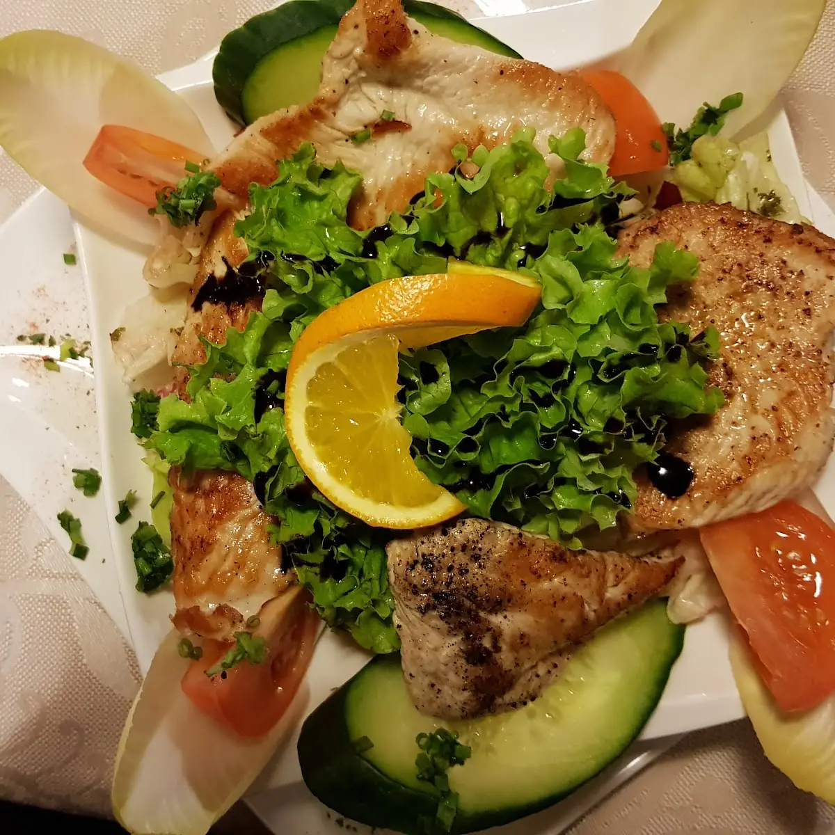 Gebackene Hühnerfilets Auf Gemischtem Salat