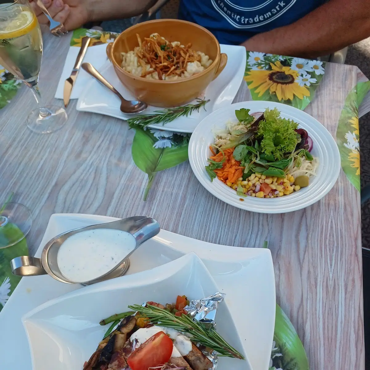Ofenkartoffeln Haus Käsespätzle Mit Beilagen Salat Vom Buffet