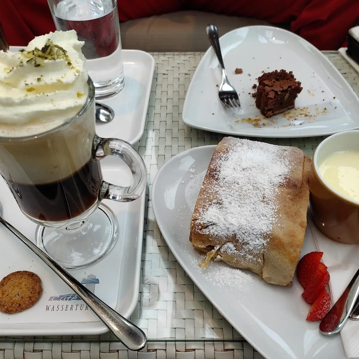 Apfelstrudel Mit Vanillesauce