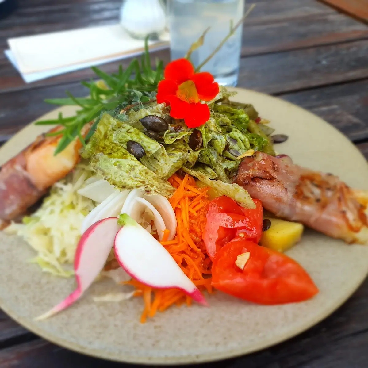 Schafskäse Im Speckmantel Auf Buntem Salat