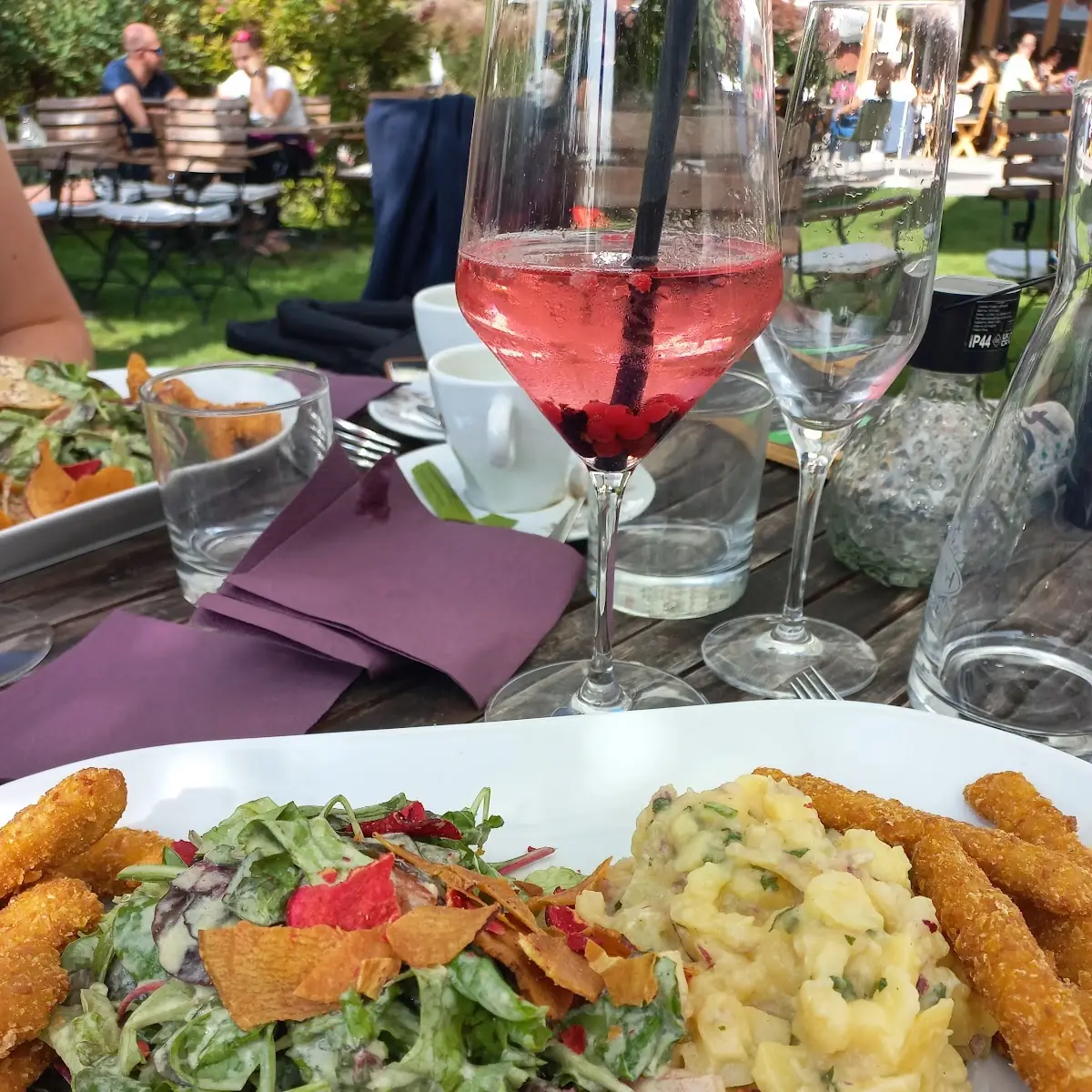 Panierte Hühnerstreifen Auf Kartoffelsalat