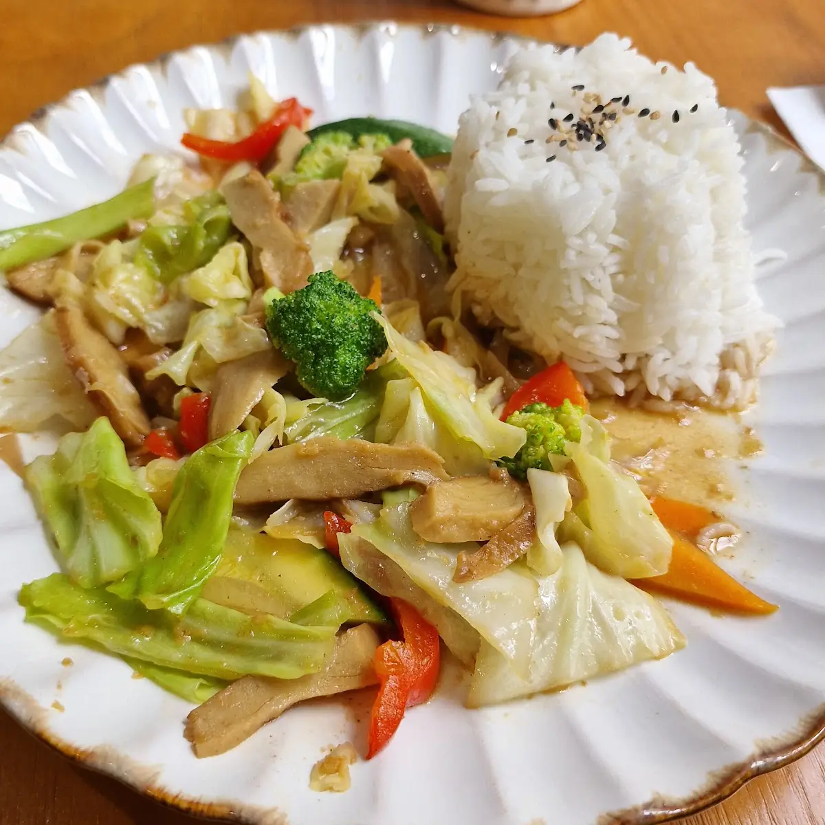 BBQ Sojarindfleisch Mit Gemüse Und Reis Udon