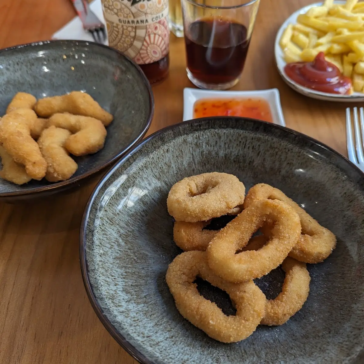 Garnelen Und Tintenfisch Ringe Mit Pommes Frites Vegan
