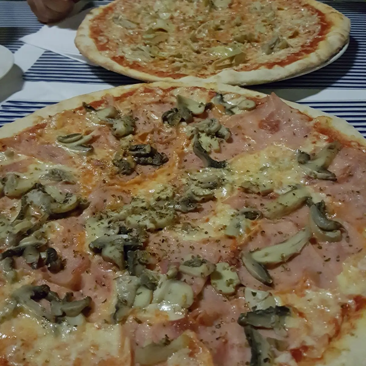 Pizza Com Mozzarella Prosciutto Cotto E Funghi