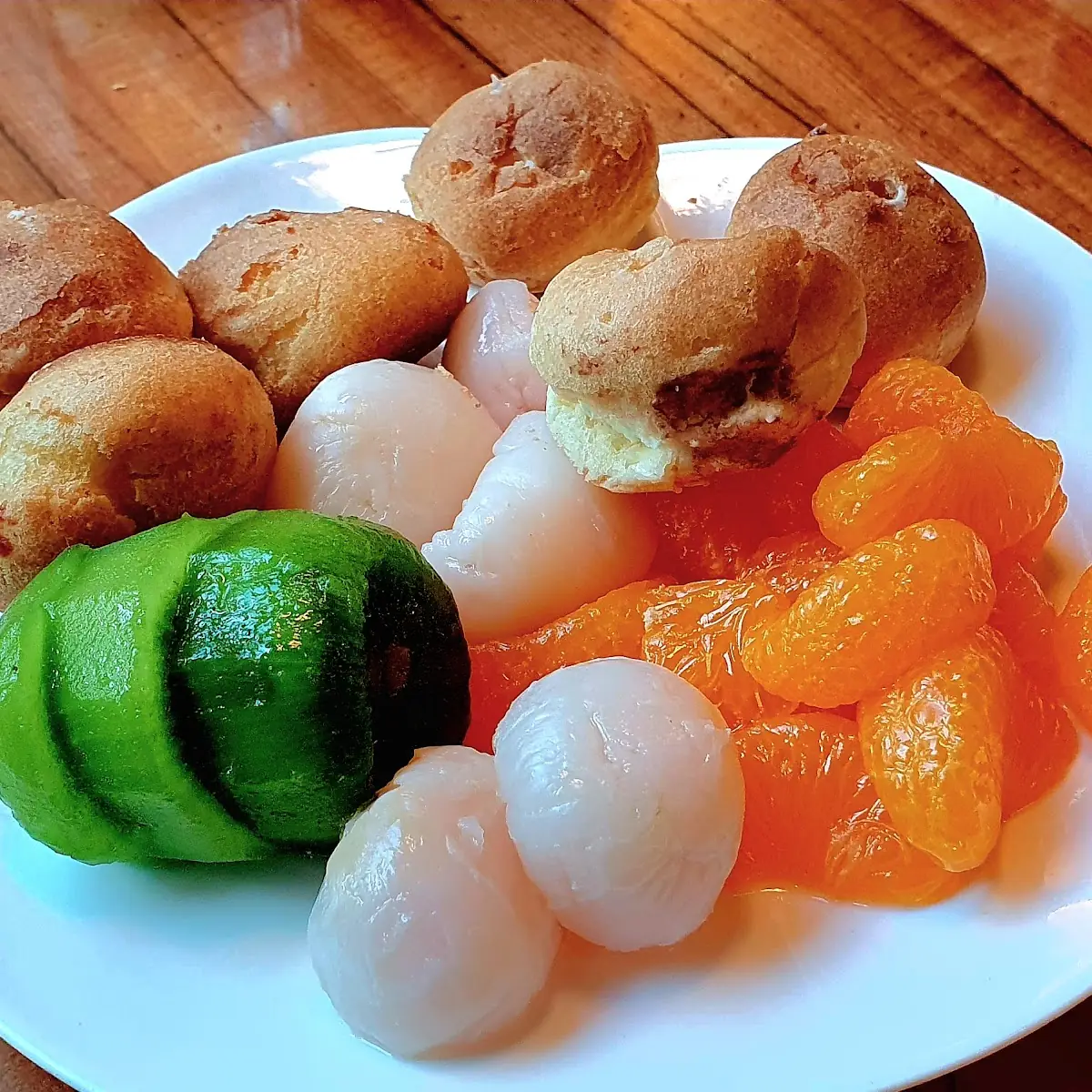 Früchte Und Brandteigkrapfen