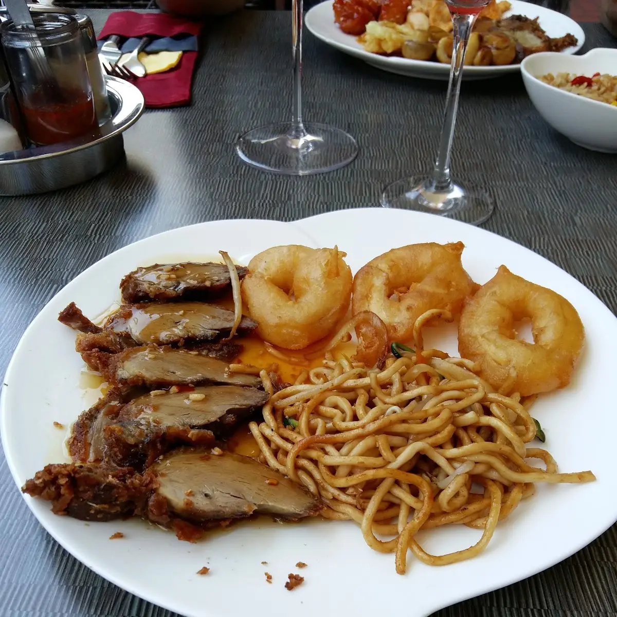 Knusprige Ente Und Tintenfischringe