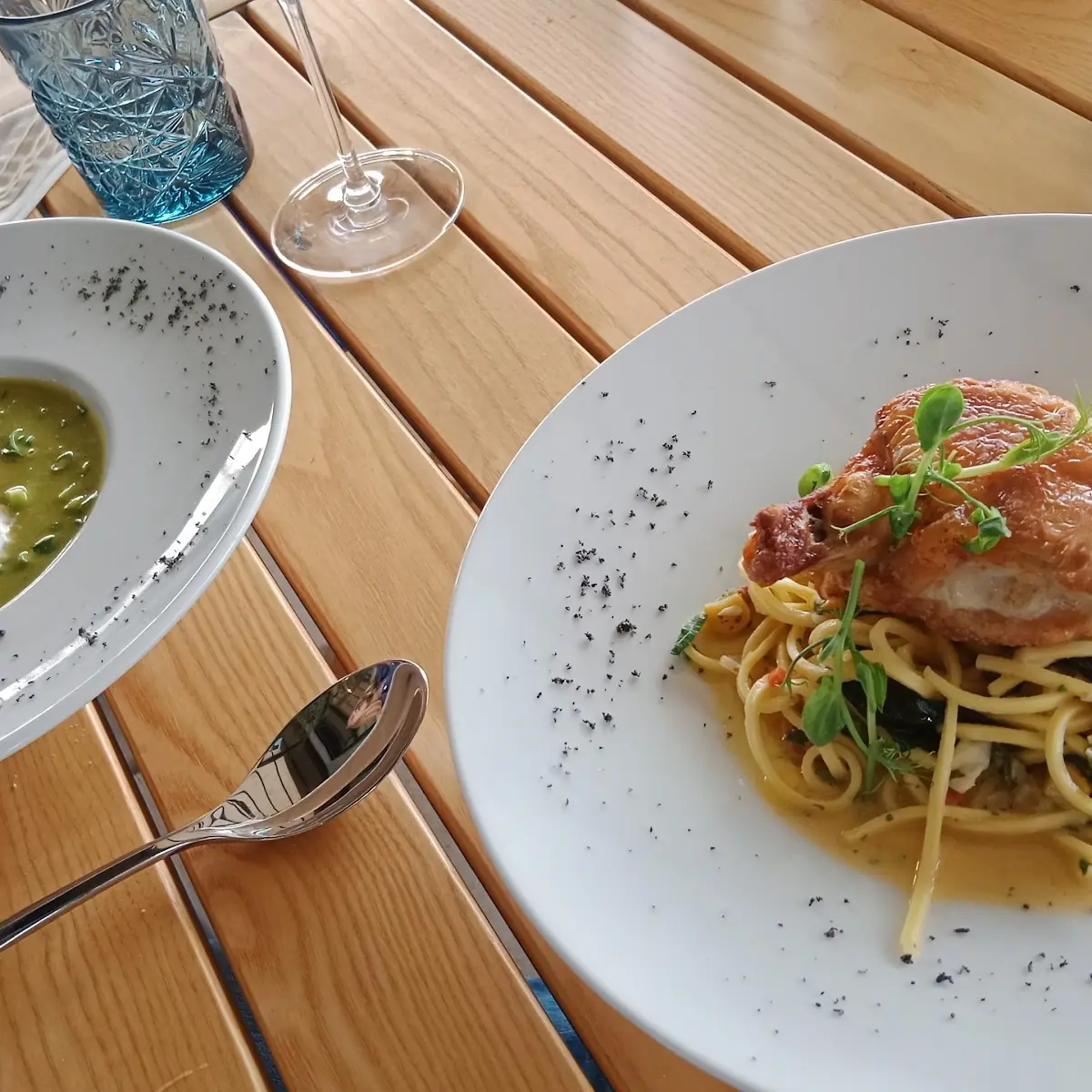 Erbsen Suppe Und Tagliatelle Mit Hühnchen Brust