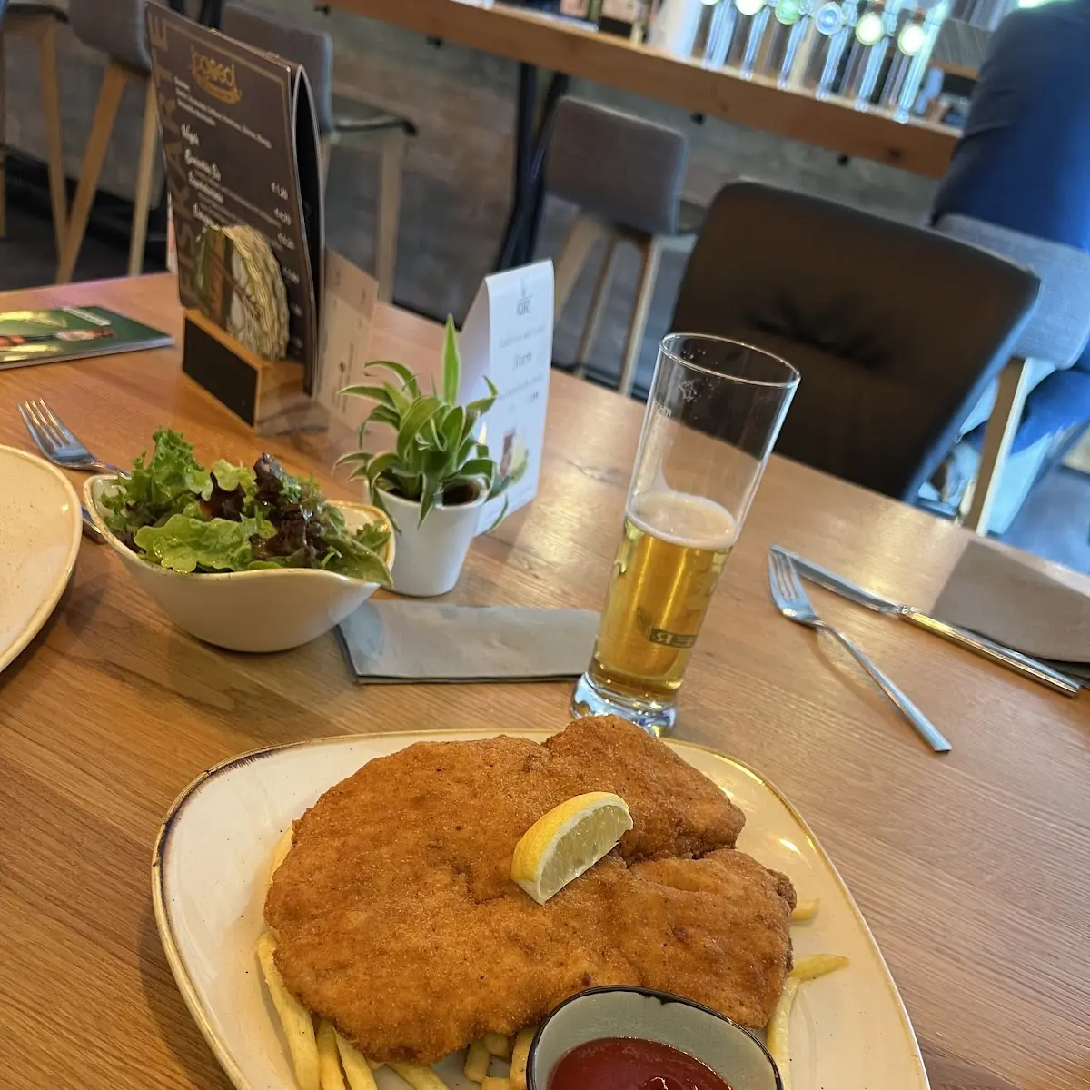 Wiener Schnitzel Mit Pommes-frites Und Salat