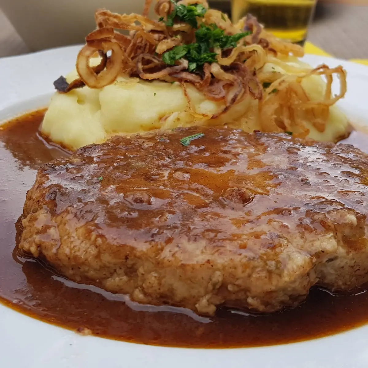 Butterschnitzel Mit Kartoffelpüree Und Röstzwiebel