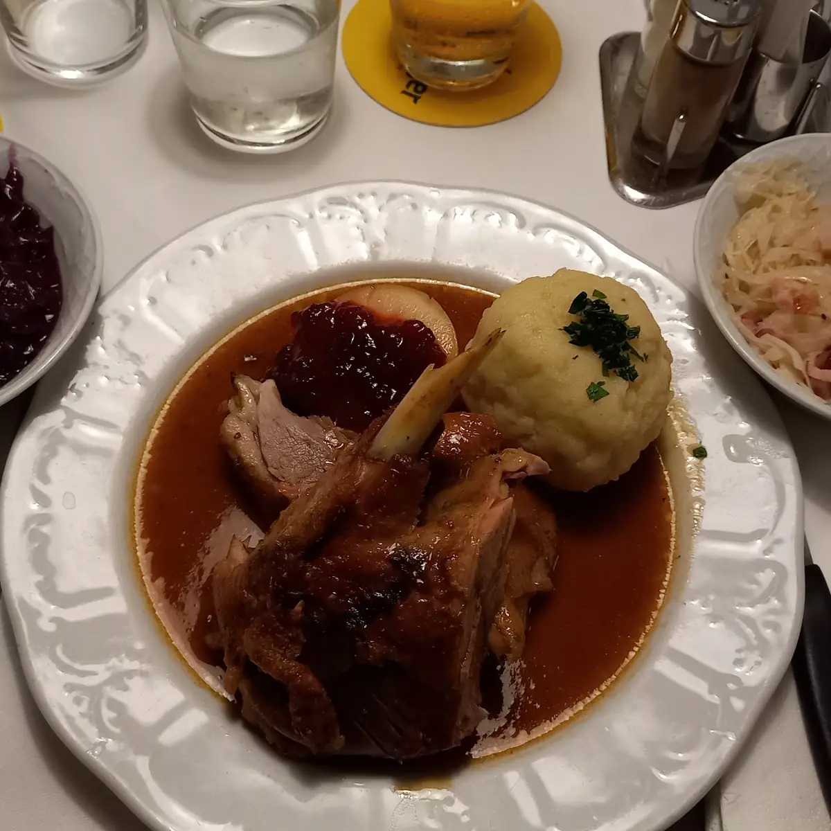 Gansl Mit Rotkraut Und Knödel